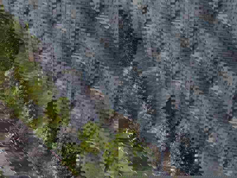 PATIO FACHADA EM DETALHE